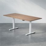 Bild von Brizley Höhenverstellbarer Schreibtisch – Professional, Größe 180×80 cm, Tischplatte Walnuss, Stativ Weiß
